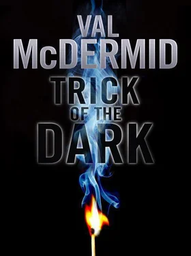 McDermid, Val Trick of the Dark обложка книги