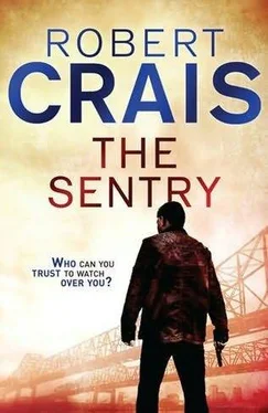 Robert Crais The sentry обложка книги