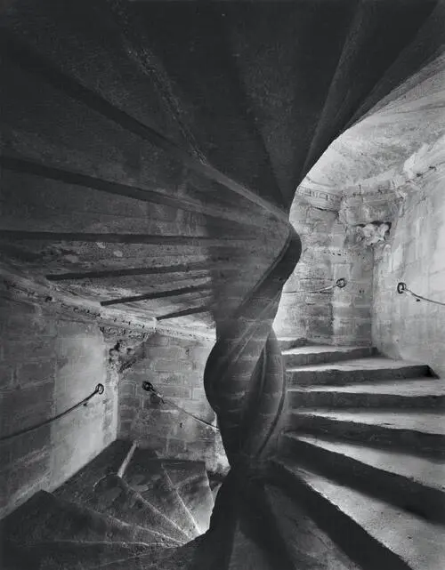 The four story spiral stairway at Chateau Lourmarin in Provence France is a - фото 176