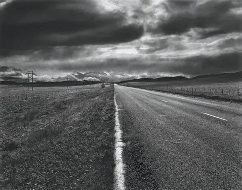 This image breaks all the rules The sky and ground are divided in half The - фото 202