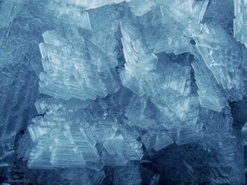 These astoundingly intricate ice crystals on a campground picnic tablesome - фото 276