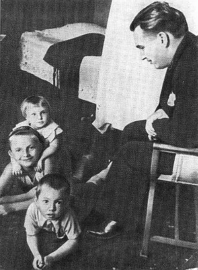 В П Чкалов дома с дочерью сыном и Светиком Бабушкиным 1937 г В П - фото 48