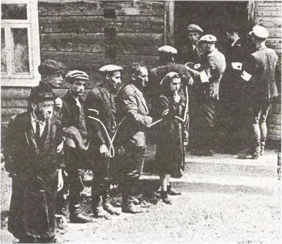 Связанные евреи под охраной литовской Самозащиты Июль 1941 года Отметим что - фото 21