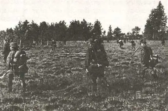 Части ВаффенСС прочесывают леса в районе Припятских болот Май 1943 года - фото 23