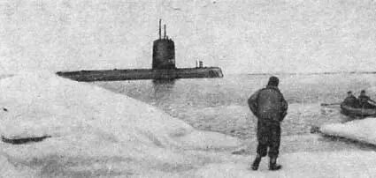 Скейт всплыл в большой полынье Для высадки на лед члены экипажа пользуются - фото 4