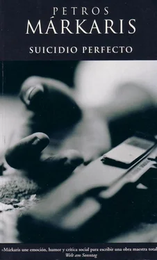 Petros Márkaris Suicidio perfecto обложка книги
