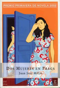 Juan Millas Dos Mujeres En Praga обложка книги