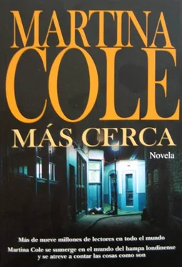 Martina Cole Más cerca обложка книги