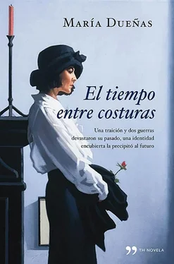 María Dueñas El tiempo entre costuras обложка книги
