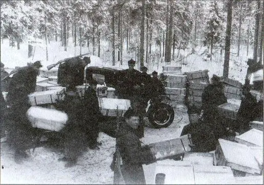 Красноармейцы разгружают машины с боеприпасами Декабрь 1939 года Фото из - фото 8