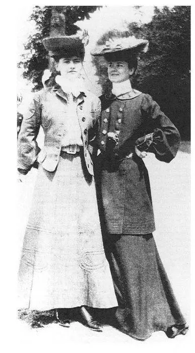 4 The earliest known photograph of Gabrielle with Adrienne at Vichy c 1904 - фото 10
