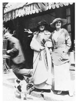 16 Outside Gabrielles boutique with Adrienne left in Deauville 1913 - фото 22