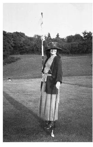 19 Gabrielle was in the minority of women who took to playing sports At - фото 25
