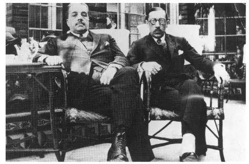 24 Sergei Diaghilev left and Igor Stravinsky c 1920 with whom Gabrielle - фото 30
