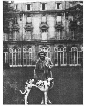 27 Gabrielle in the garden of her palatial new address 29 Faubourg StHonoré - фото 33