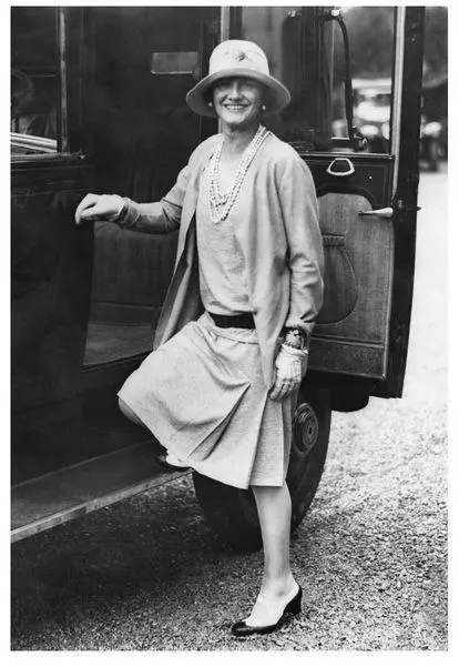 39 At Biarritz 1928 in her trademark jersey twotone shoes and imitation - фото 45