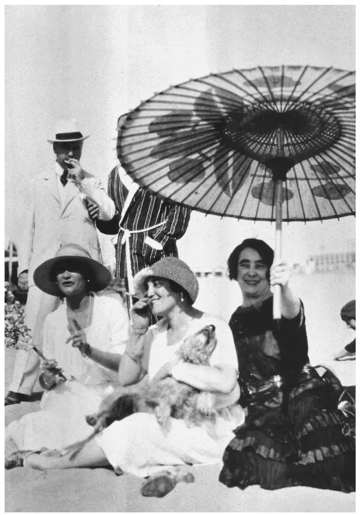 40 Gabrielle on the Venice Lido c 1930 with Misia Sert and Madame - фото 46
