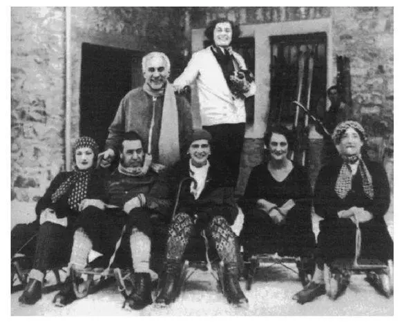 41 Skiing with society Gabrielle center Behind are Etienne and Edith de - фото 47