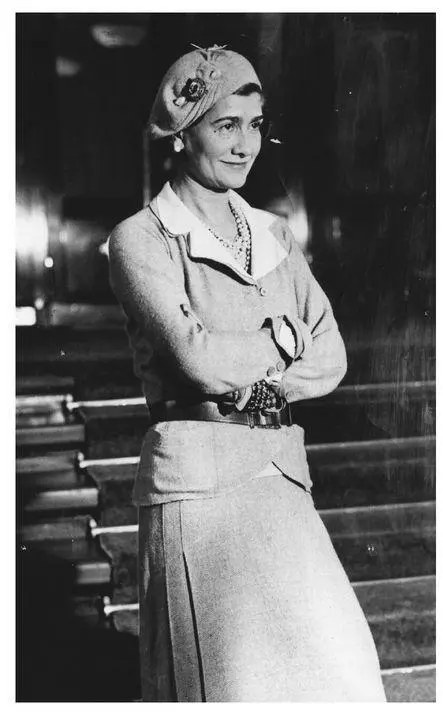 42 Gabrielle in jersey suit c 1931 note the return of the waist 43 In - фото 48