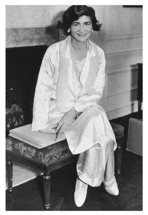 43 In New York 1931 on Gabrielles triumphant first trip to the United - фото 49