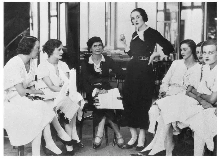 44 Gabrielle with English society models 1932 Lady Pamela Smith stands - фото 50