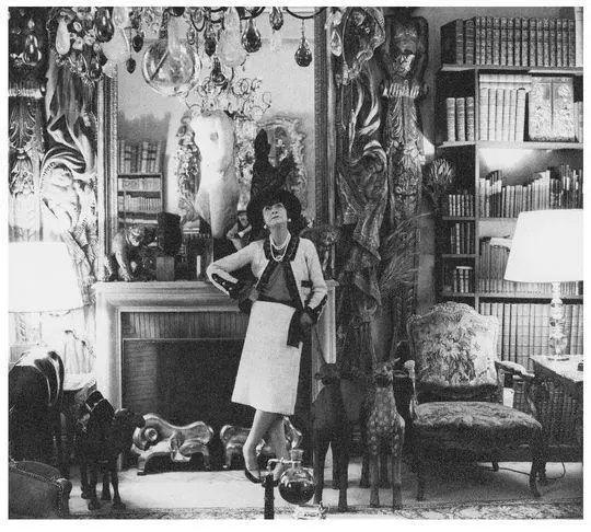 58 An elderly Gabrielle in her salon with her chandelier of personal symbols - фото 64