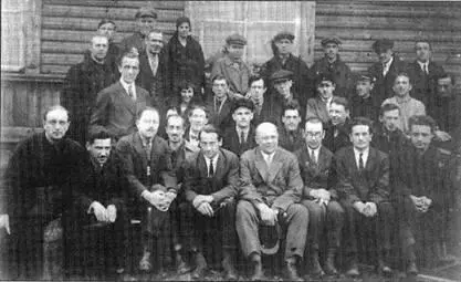 Сотрудники завода Красный летчик 1926 г В центре ДПГригорович крайний - фото 85