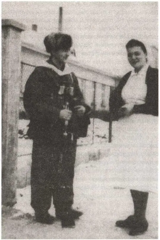 Бруно Сюткус с медсестрой Красного Креста Эрикой Ленц декабрь 1944 года - фото 18