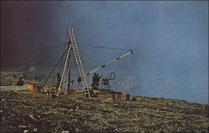 Лебедка установленная в нескольких шагах от кратера 1953 год За пять лет - фото 9