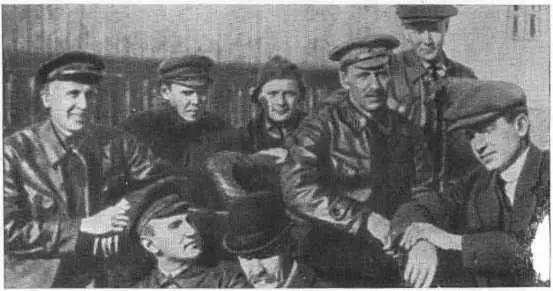 Члены Компаса Первый слева А А Архангельский третий слева Б С - фото 9