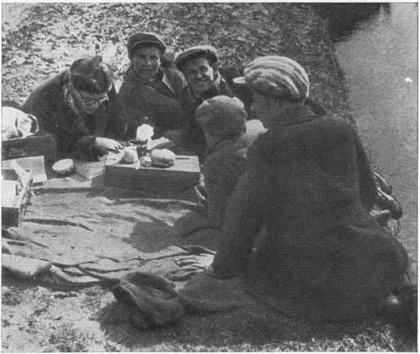 На рыбалке Май 1933 г Мария Егоровна Стечкина Конец 30х годов - фото 23