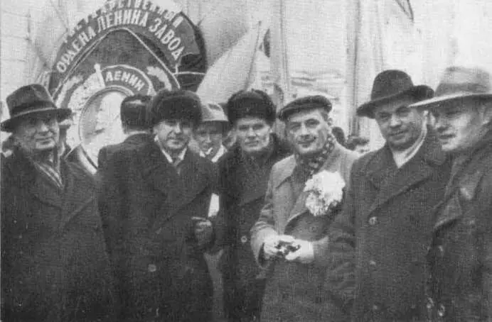 На октябрьской демонстрации Конец 40х годов Б С Стечкин Калининград - фото 31