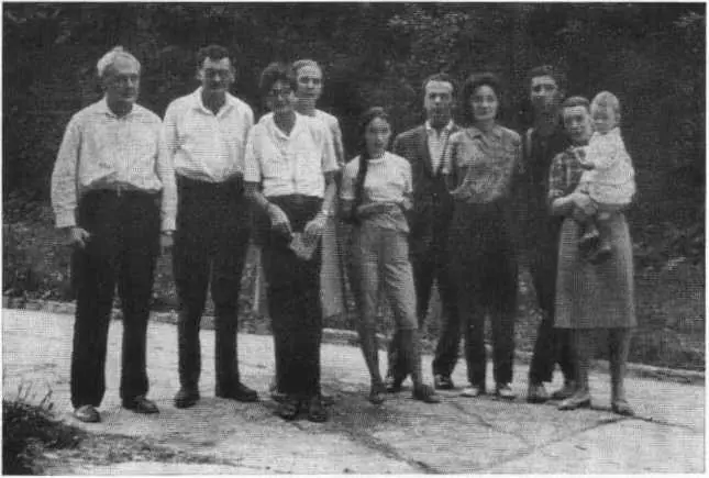 Борис Сергеевич крайний слева с детьми и внуками Сергей Борисович его жена - фото 49