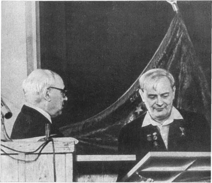 A H Туполев поздравляет Б С Стечкина в день его рождения 1961 г Один из - фото 52
