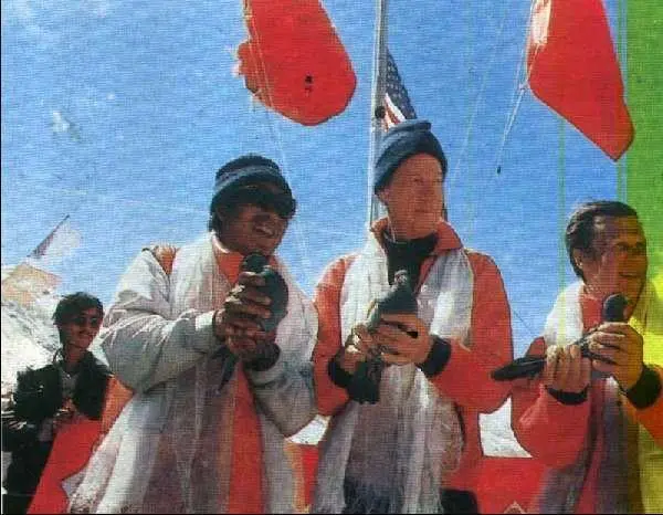 37 Подняты флаги странучастниц экспедиции Голуби Мира взлетают над ледником - фото 42
