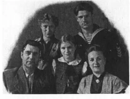 Курсант В Сопряков на побывке в кругу семьи 1954 г Турция Прием в - фото 6