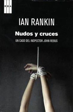 Ian Rankin Nudos y cruces обложка книги