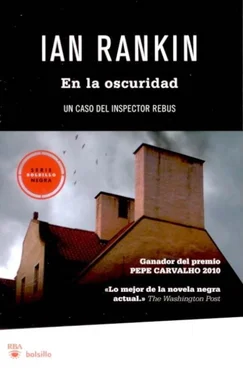 Ian Rankin En La Oscuridad обложка книги