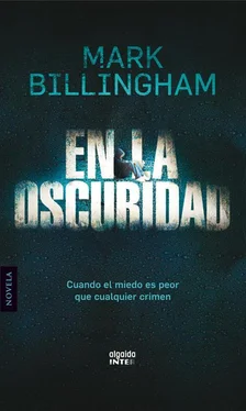 Mark Billingham En la oscuridad обложка книги