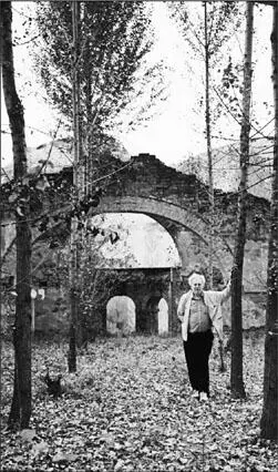 Jon Halliday at the ruins of a churchlike edifice specially built in a remote - фото 14