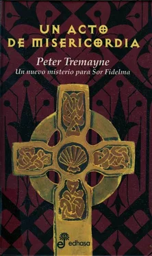 Peter Tremayne Un acto de misericordia обложка книги