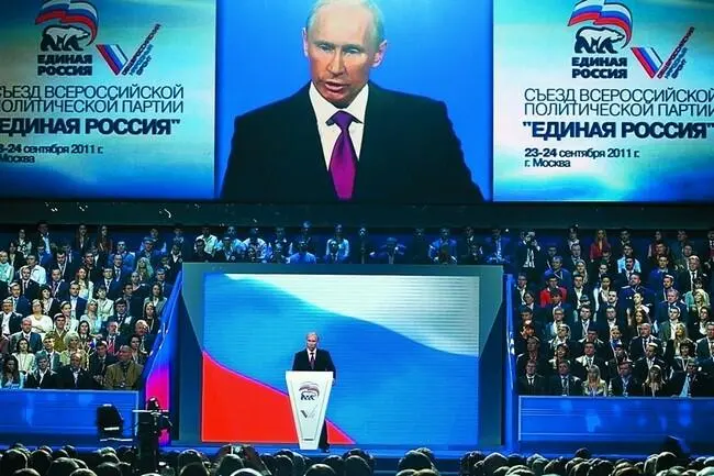 Премьерминистр РФ Владимир Путин во время выступления на XII съезде партии - фото 17