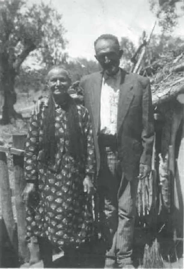 Here they are Josefa and Jerónimo I find that hand on my grandmothers - фото 12