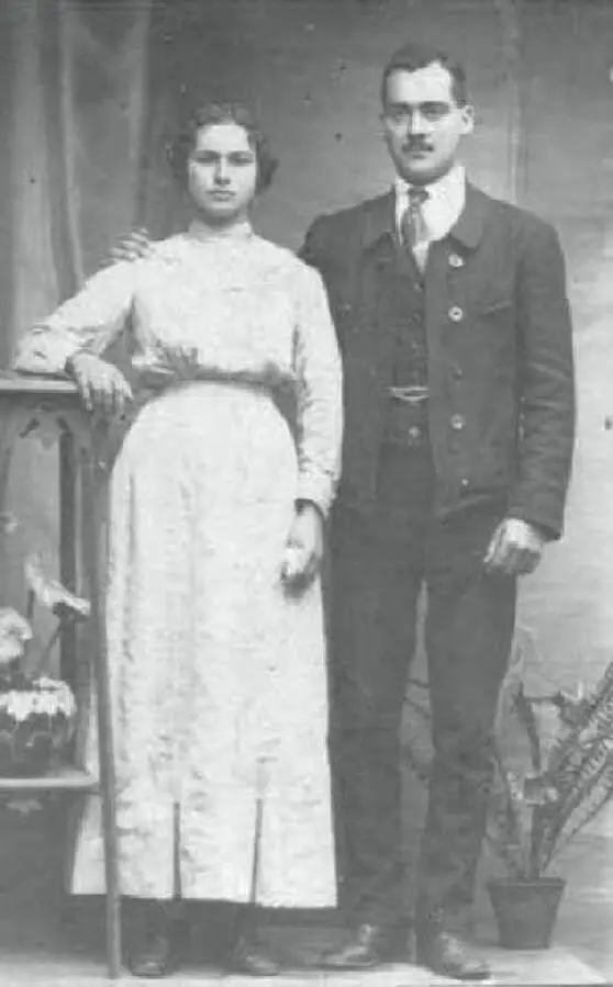 They made a handsome couple My mother was pregnant with my brother Francisco - фото 16