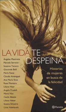 Ángeles Mastretta La vida te despeina: Historias de mujeres en busca de la felicidad обложка книги