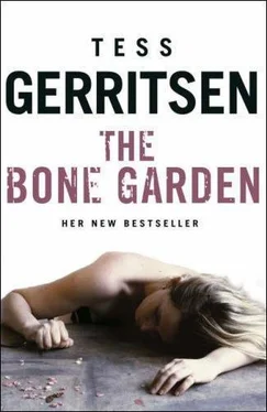 Tess Gerritsen The Bone Garden: A Novel обложка книги