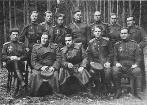 Командный состав 7й гвардейской минометной бригады М Г Григорьев сидит в - фото 7