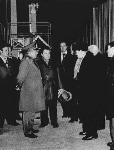 М Г Григорьев и В Н Челомей возле испытательного стенда космической станции - фото 19