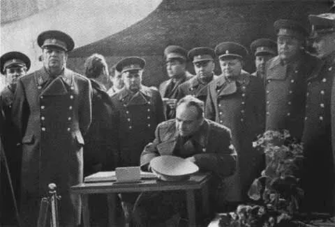 М Г Григорьев утверждает акт проверки боеготовности одной из ракетных армий - фото 32