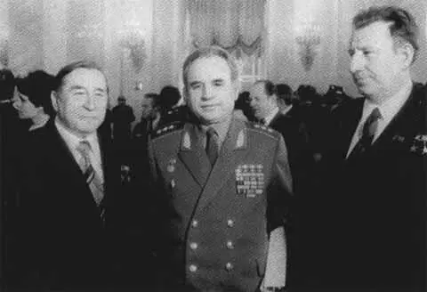 С директором Днепропетровского ЮМЗ А М Макаровым и Генеральным конструктором - фото 34